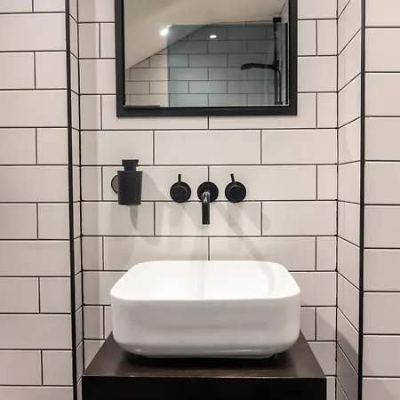 Cheltenham Two Apartman *